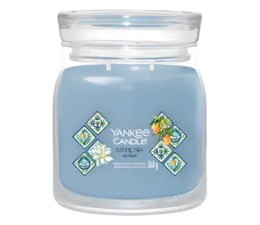 Yankee Candle Signature Azure Sky (Salted Coconut) střední / Vonná svíčka / 2 knoty / 35-50 hod.