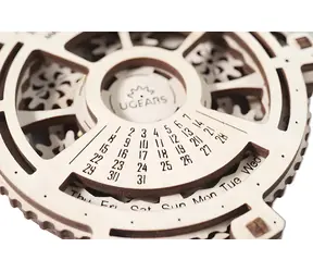 UGEARS 3D dřevěná mechanická skládačka Kalendář / od 8 let / 32 dílků / Obtížnost: nízká