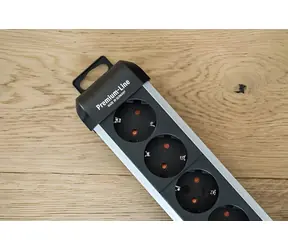 Brennenstuhl Premium-Alu-Line černá/stříbrná / Prodlužovací kabel / 6 zásuvek / 3 m / s vypínačem