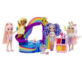MGA Rainbow High Malá sestřička Blush - Den u bazénu / Herní set s panenkou / 14 cm / od 6 let