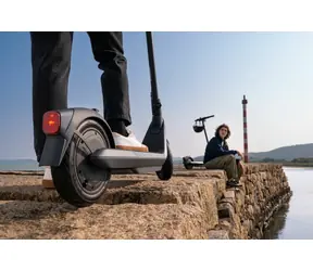 Segway Ninebot KickScooter E2 PRO E šedá / Elektrická koloběžka / 350 W / 20 km/h / dojezd 35 km / 10" kola
