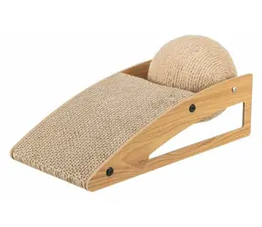 TRIXIE Škrábací rampa s míčkem hnědá / Škrábadlo pro kočky / 40 x 17 x 20 cm / Dřevo, karton, sisal