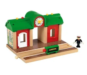 BRIO Vlaková stanice s rozhlasem a osvětlením (33578) / osvětlení / rozhlas se záznamníkem / zvuky vlaků / od 3 let