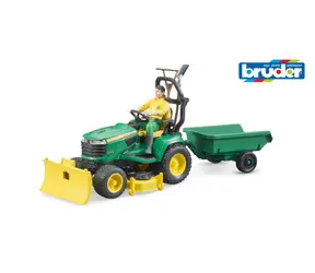 Bruder 62104 Traktor John Deere s přívěsem a zahradníkem / od 4 let