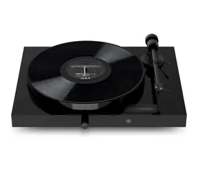 Pro-Ject JukeBox E1 + OM5e piano / Gramofon / Silikonový řemínek / Bluetooth / 2x 50W