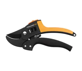 Fiskars P83 PowerStep zahradní nůžky