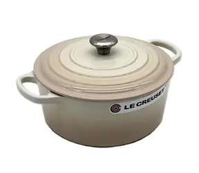 Le Creuset Signature Hrnec s poklicí 22 cm béžová