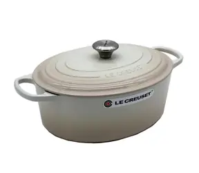 Le Creuset Signature Oválný hrnec s poklicí 31 cm béžová