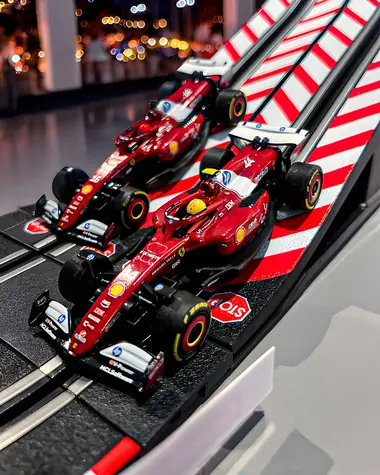 Carrera 64282 GO Ferrari SF-25 L. Hamilton No.44 / Auto pro autodráhu / 1:43