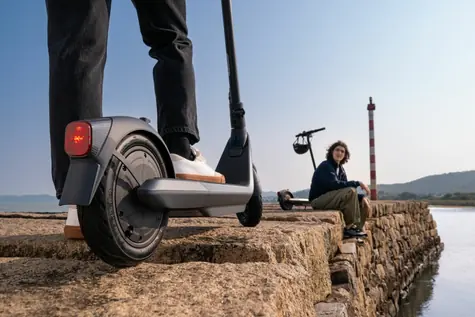 Segway Ninebot KickScooter E2 PRO E šedá / Elektrická koloběžka / 350 W / 20 km/h / dojezd 35 km / 10" kola