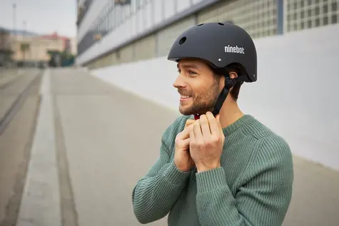 Segway Ninebot Commuter černá / Přilba / nastavitelná / obvod hlavy 54-60 cm / 390 g