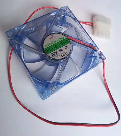 Ventilátor 80x80x25 mm modrý prosvětlený / Ventilátor do PC / 12V/0,17A / Molex