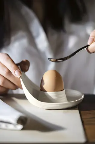Guzzini EGG CUPS stojánky na vajíčka kávová / Stojánky na vejce / recyklovaný plast / sada 2 ks