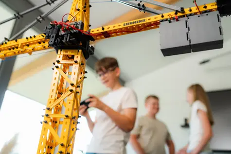 FISCHERTECHNIK RC jeřáb High-Top EC-H / RC model jeřábu / Bluetooth ovládání / 1035 dílků / od 10 let