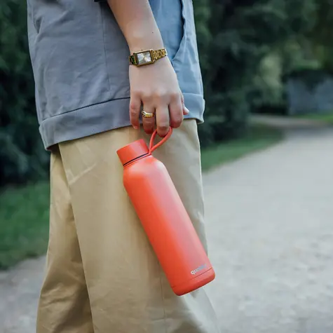 Quokka Solid oranžová / Termoláhev / Nerezová / Dvouplášťová / 630 ml / S poutkem