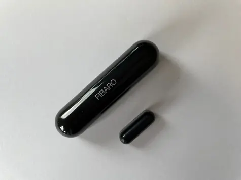 Fibaro bateriový Senzor 2 (magn. kontakt) na okna a dveře černá / Z-Wave Plus