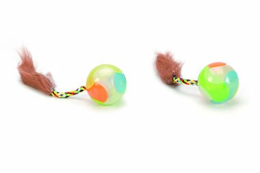 Beeztees Hračka pro kočky barevný míček s ocáskem 4.5cm