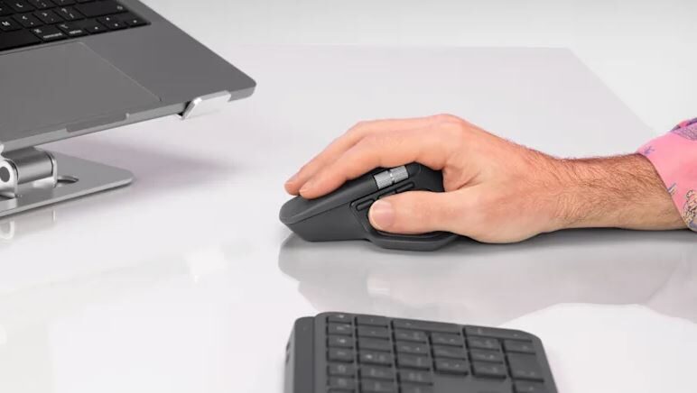 Logitech MX Master 4 | Umožňuje snímání pohybu na libovolném povrchu, dokonce i na skle*, díky senzoru s rozlišením 8K DPI