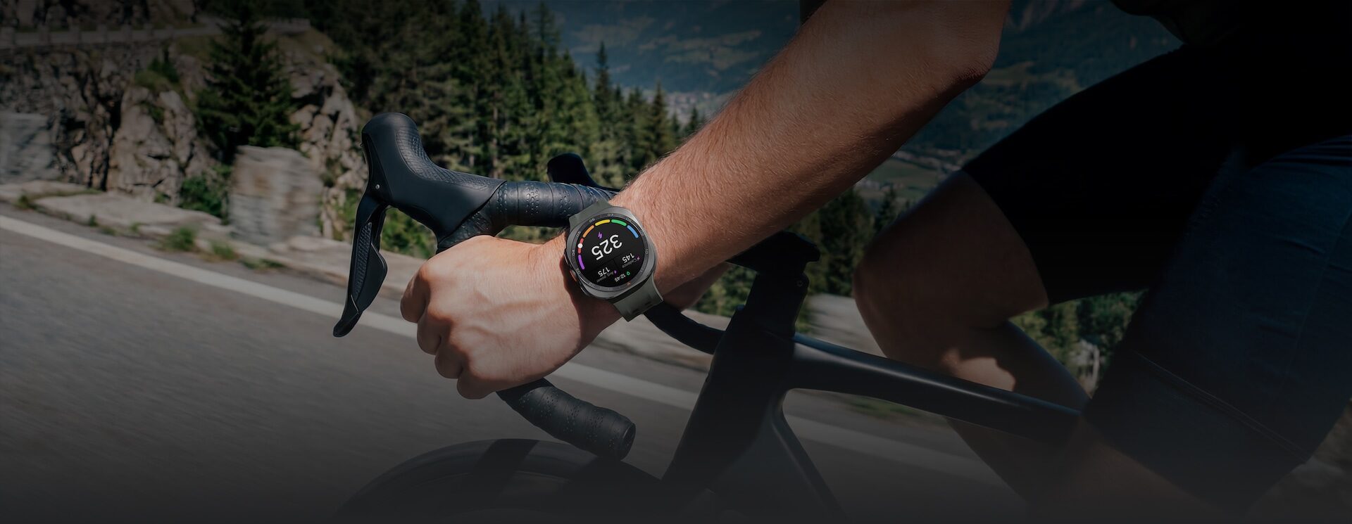 Cyklista s hodinkami Galaxy Watch Ultra2 na řídítkách
