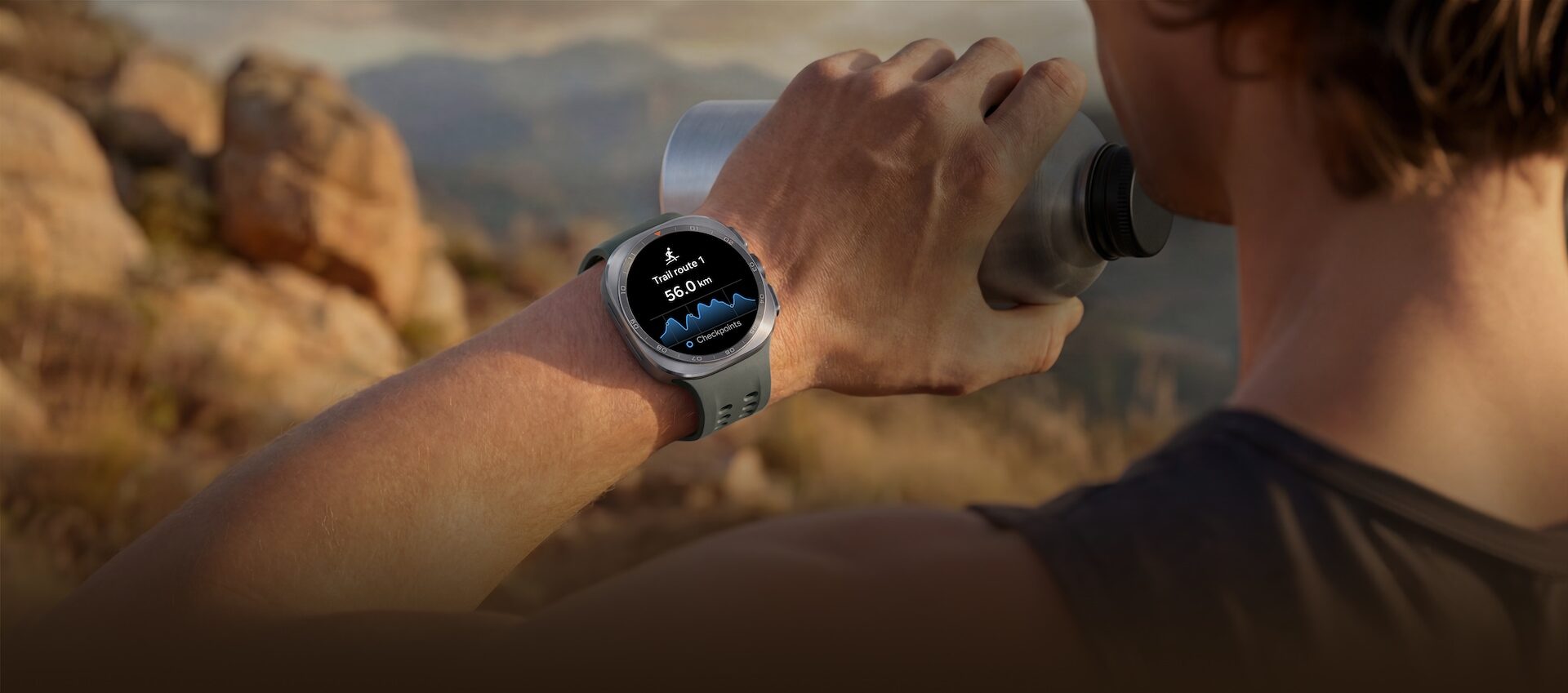 Běžec s hodinkami Galaxy Watch Ultra2 v kamenitém terénu